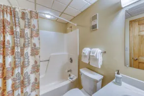 NOUVELLE LISTE! Condo au dernier étage avec vues, piscine / bain à remous / sauna partagés à proximité - Image 3