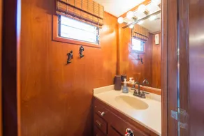 IKKE DIN TYPISKE HOUSEBOAT: 60 FEED OF LUXURY - Image 2