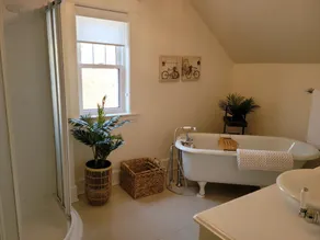 Peaceful House, Calming Gardens + Kitchen + Wi-Fi - Image 3