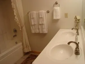 Beech Mountain Getaway with Hot Tub, 4BR, Sleeps 8, Only 2-Night Min Stay! - Image 3