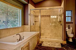 🌟 Spacieux 5 chambres, 3400 pieds carrés avec deux suites avec lit King, privé - Image 4
