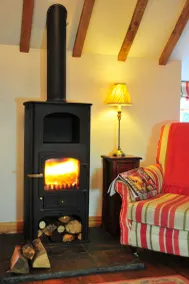 The Hayloft - Warm, romantic and relaxing with wood-burning stove. Dogs welcome - Image 2