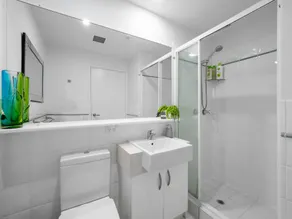 Waterfront, near Story Bridge, close to CBD, Southbank & amenities, parking incl - Image 2