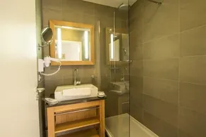 Ski-in/ski-out & foot of the slopes, 3rd floor, view ski slopes, fitness, swimming pool, sauna - Image 2