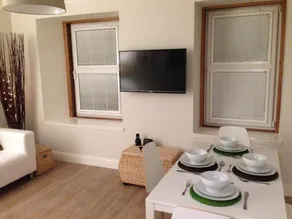 Clean & Stylish City Centre Apartment - Image 5