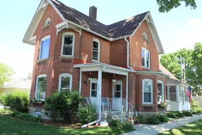 Beautiful Victorian Home One Block from Mississippi River! - Image 4