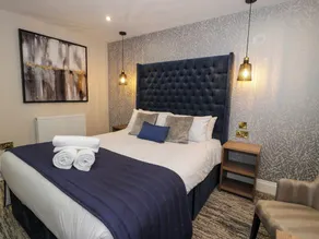 King Hotel Room - Image 4