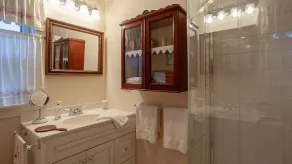 Lg/Charming Updated Farmhouse Historic Picturesque Walpole NH/VT Border sleeps 9 - Image 5