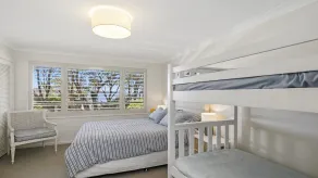 Pet friendly, cross the road to the beach! - Image 3
