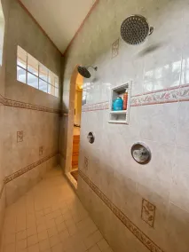 Delightful 3 bedroom home on over 1 acre - Image 4