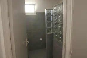 Möbliertes Apartment im Erdgeschoss eines blühenden und baumbest. Besitzes - Image 3