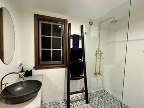 Beautifully renovated Mountain cottage with Ocean view - Image 5