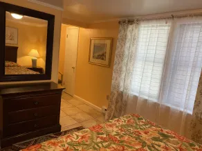 Cozy 2 Bedroom Apartment on 11th St - Image 5