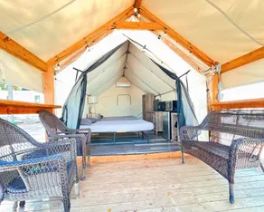 Glamping Cabin with 2 Queen beds - Image 5