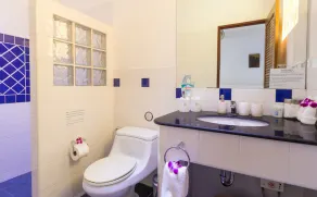 Détendez-vous près de votre piscine privée pendant que notre chef vous prépare de délicieux repas - Image 5