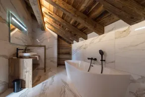 Luxurious chalet with indoor pool, sauna, and home cinema - Image 2