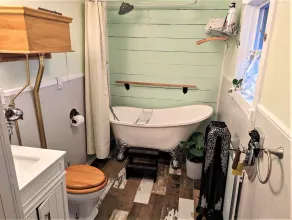 Ticketmaster Chamber - Historic Lakefront Studio Cabin with Kayaking - Image 2