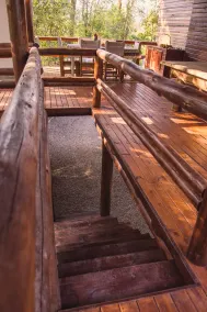 A property with a cabin and birdsong. - Image 3