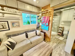 Pet-friendly accommodations near water and restaurants. - Image 4