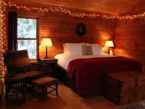 Honeymoon Cabin with Jacuzzi Tub - Image 5