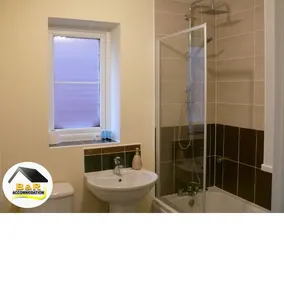 Maison moderne de 3 chambres avec cuisine, salon, WiFi gratuit et parking - Image 2