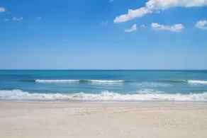 Hyggelig Kure: 5 BR / 3 BA enebolig i Kure Beach, 12 sovepladser - Image 4