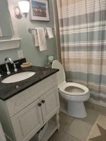 Beach House, within a walk to lighthouse, town and 2 beaches! - Image 3