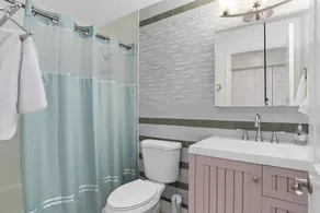 ENTIÈREMENT RÉNOVÉ! 3 chambres, 2 salles de bain maison de plage à pied de la plage. - Image 3