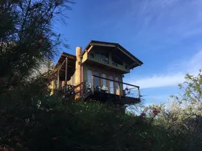 Hilltop cabin with panoramic lake & mountain views - Image 5