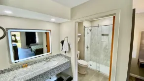 Brentwood Inn & Suites - Image 4