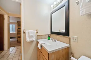 Trapper 8: Cozy 4-Bedroom Condo, 1 Minute to Yellowstone, perfect for 8 guests. - Image 5