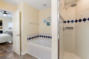 Azure Dreams: Oceanside, piscine privée et bain à remous, 6 chambres et animaux de compagnie acceptés. - Image 5