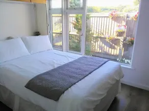 Accommodation for a couple, just a short walk from the beaches and harbour. - Image 3