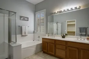 2400 pieds carrés, 4 chambres, 2 salles de bain, 9 couchages, bain à remous - Image 4