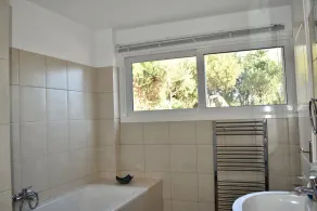 Villa isolée, 6 couchages, piscine privée et jardin, climatisation complète, près du village - Image 4