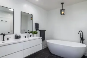 HOUSE IN PRIME LOCATION WITH HUGE POOL & SPA - Image 3