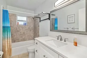 BAREFOOT BUNGALOW- 1O MINUTES TO SIESTA BEACH AND AMENITIES! PET FRIENDLY! - Image 5
