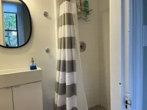 Cozy, Adorable 1-bedroom apartment - in tourist area.  Sleeps 4  - Image 3