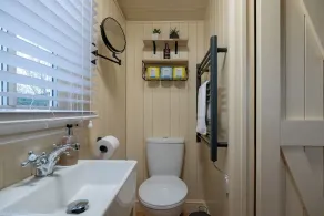 ShepherdsHut-HotTub-Cotswolds-PetFriendly - Image 4