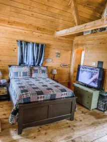 Rustic Cabin Overlooking Private 48 acre Bass Fishing Lake - Image 4