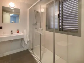 Apartment on the seafront with swimming pool, air conditioning /heating - Image 3