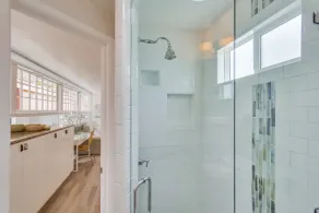 Sandcastle Hideaway, Dog Friendly, Designer Studio, Patio privé et parking! - Image 3