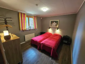 Le chalet rouge sur le lac Örsjön avec une connexion Wi-Fi gratuite et son propre bateau à rames privé - Image 3