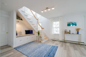 Belle maison de style colonial avec piscine / bain à remous / ping-pong dans le village de Bellport - Image 2