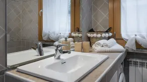 InstaView - One Bedroom Apartment, Sleeps 4 - Image 4