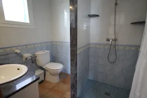 Bungalow Front de Mer avec 2 Chambres et 2 Salles de Bains. Wifi gratuit. - Image 3