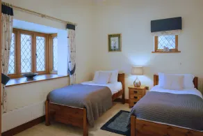 Stunning waterside six-bed house with water views, gardens and private jetty - Image 4