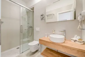Luxury apartment positioned in a green oasis in the middle of the city - Image 4
