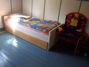 Sejlerhus rødt sommerhus nær sø og golfbane med båd i landsbyens beliggenhed - Image 4