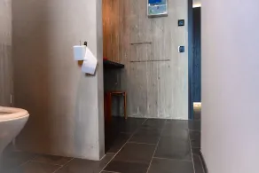 Maison spacieuse et luxueuse avec beaucoup de bois - Image 5